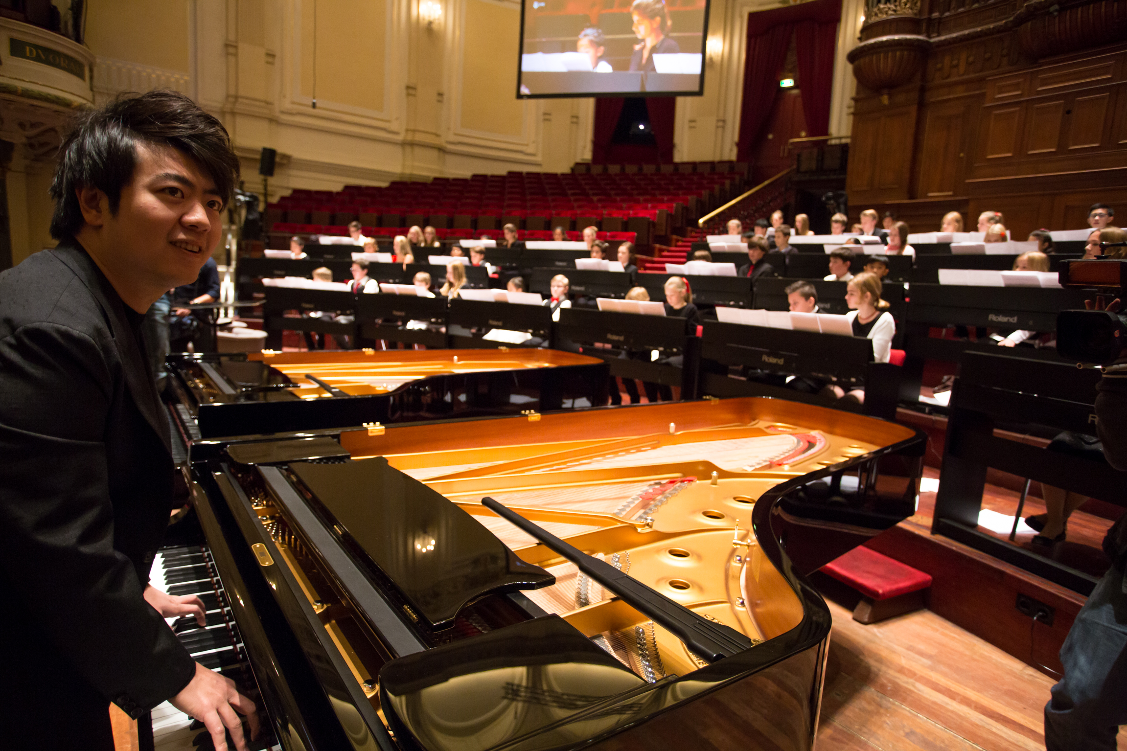 Lang Lang met 100 pianistjes