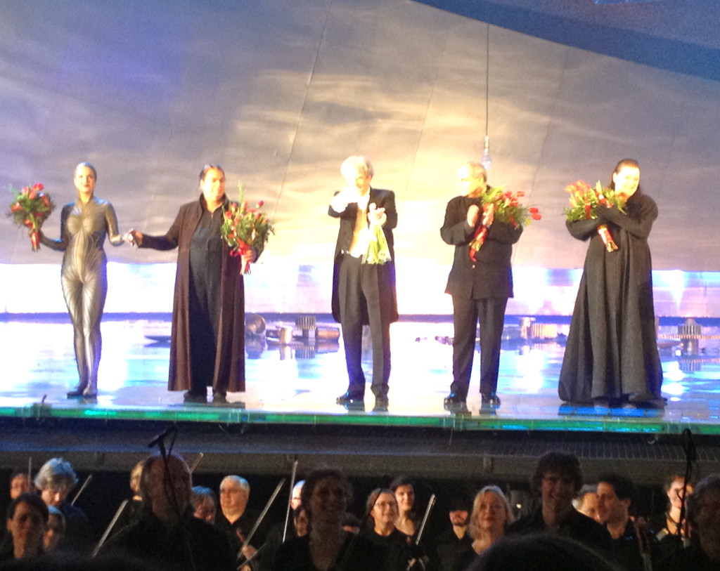 Bloemen na afloop van Götterdämmerung. Van links naar rechts: een Rijnnimf, Siegfried, Harmut Haenchen, Pierre Audi en Brünnhilde (de Britse sopraan Catherine Forster)