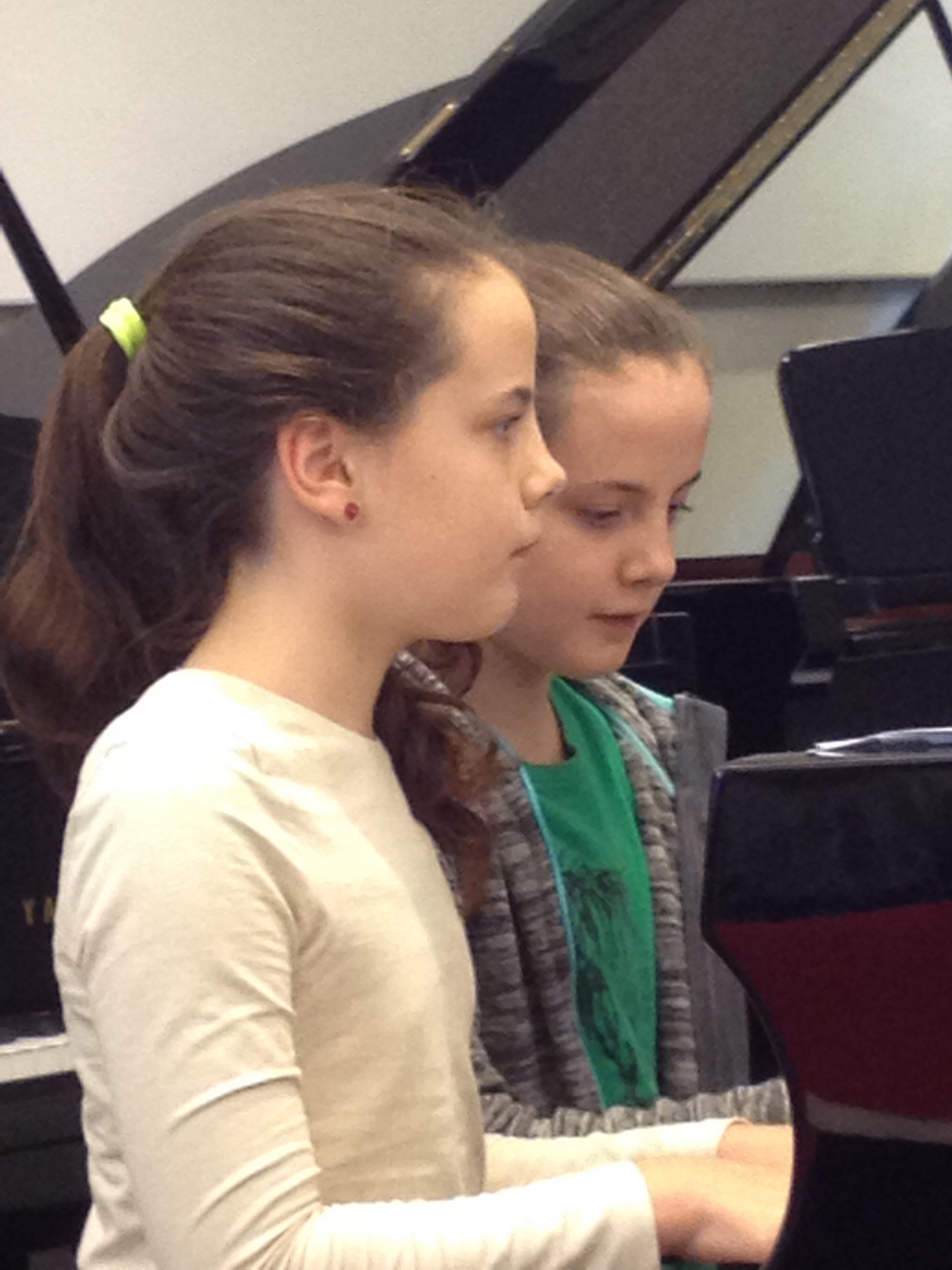 Rosa (links) en Gaia tijdens concert