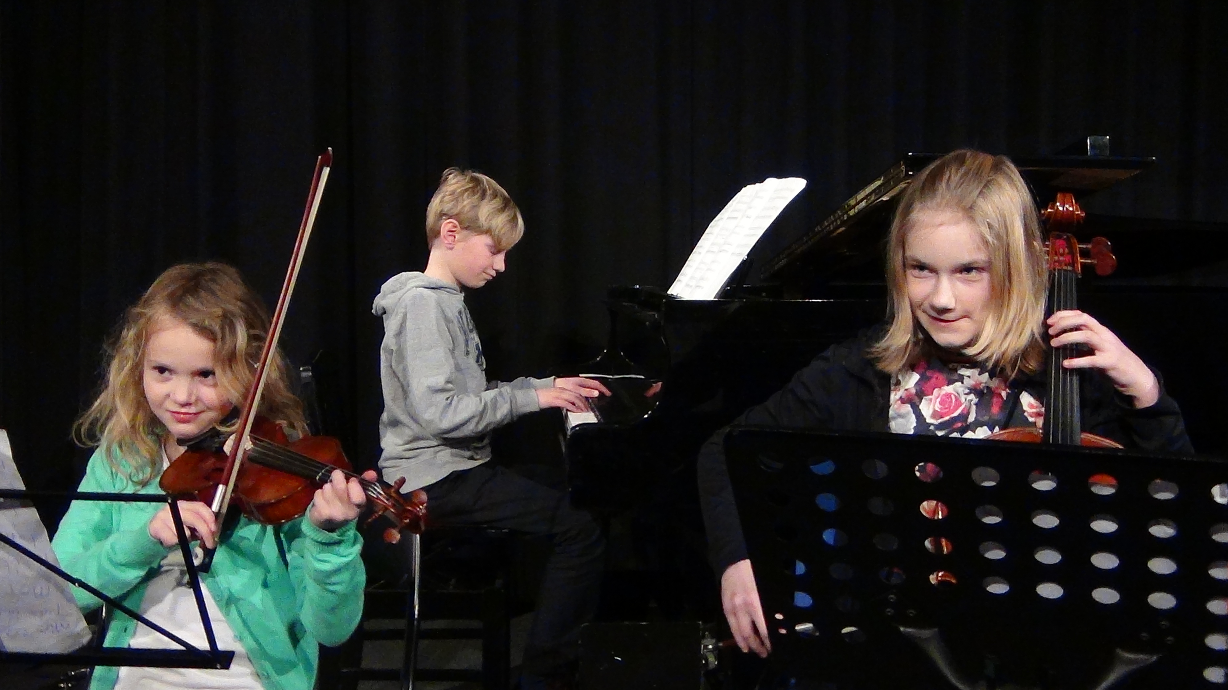 Jakob Allan aan de piano, Marthe van der Meer op viool, en Daantje de Valk op cello