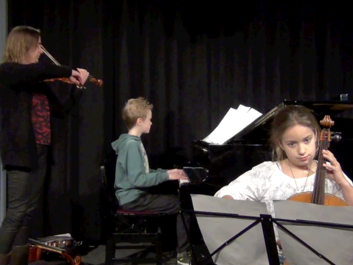 Jurriaan Allan - piano, Alfrun Schmid - viool, Sarah Dekker - cello