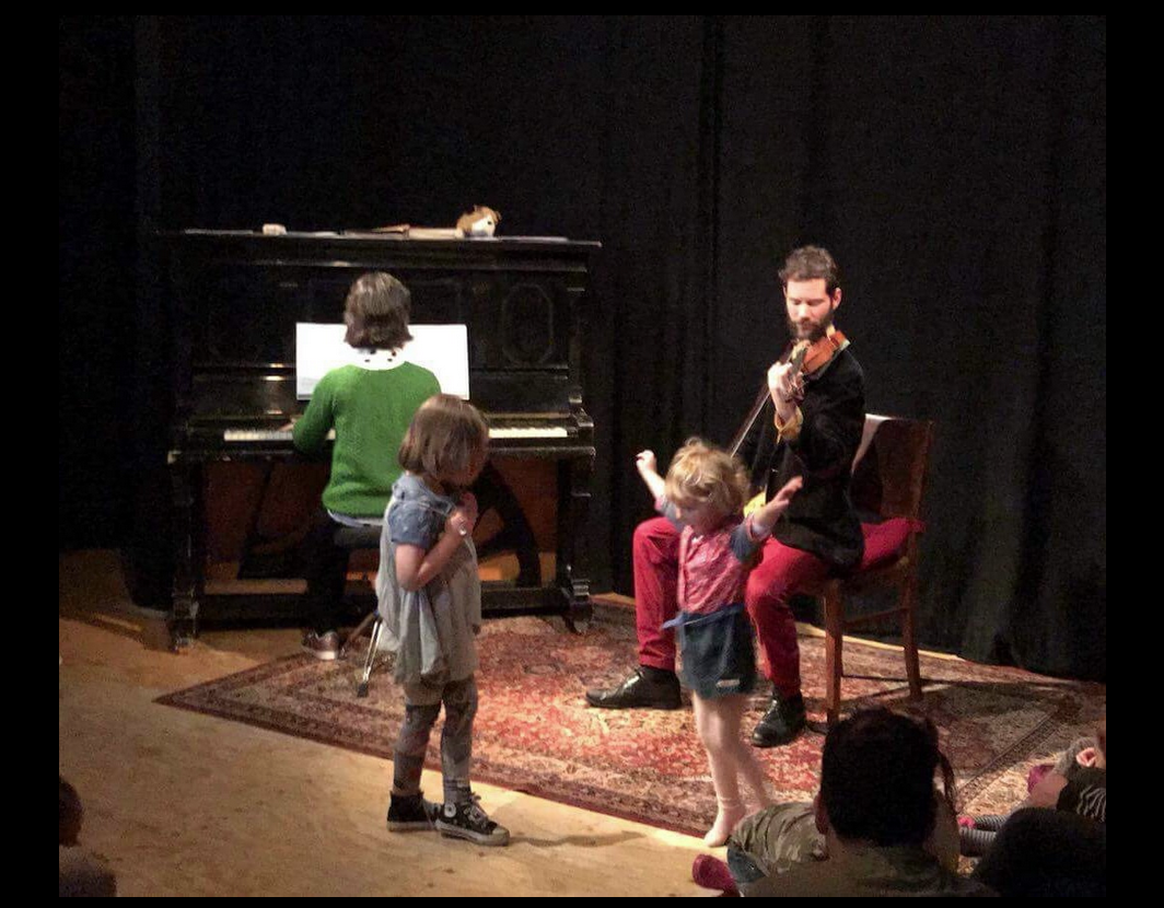 Dansende kinderen tijdens concert