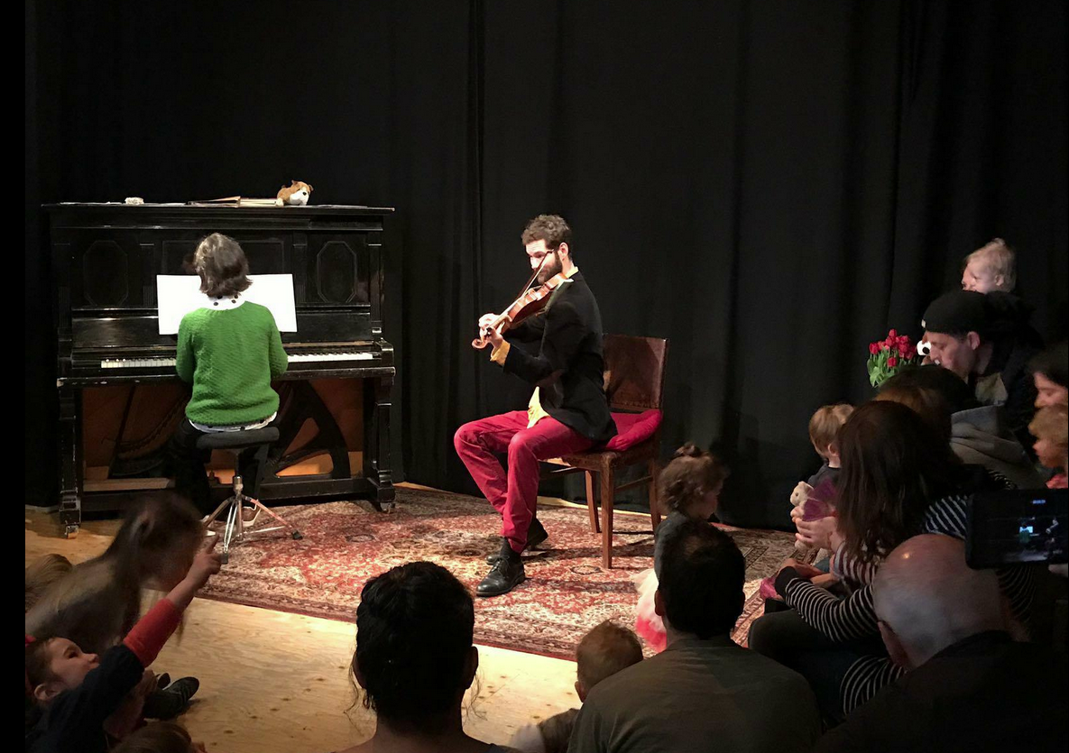 Concentratie van de kleintjes tijdens concert
